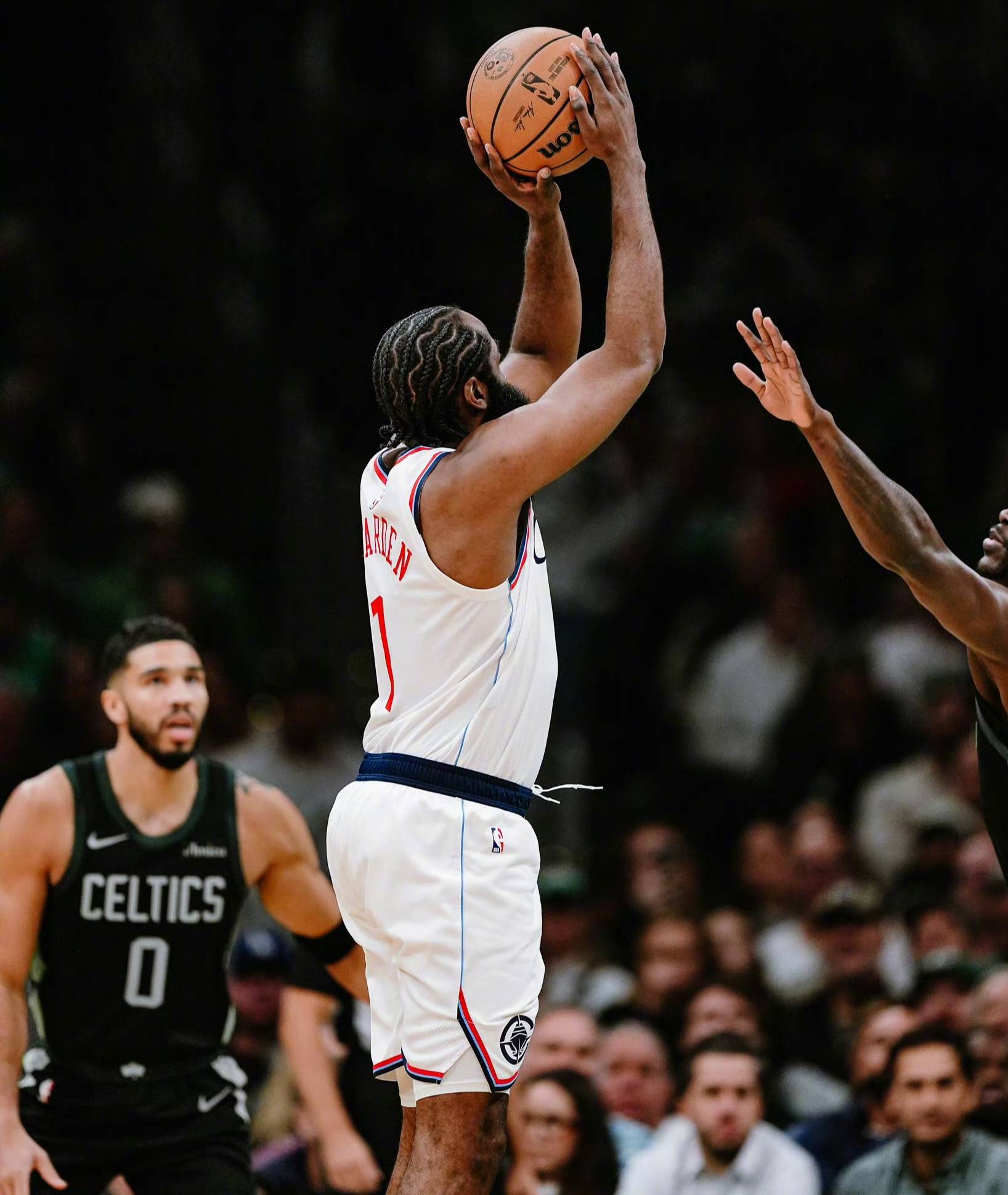 爱体育-球队连胜纪录遭终结,篮球战事依然激烈