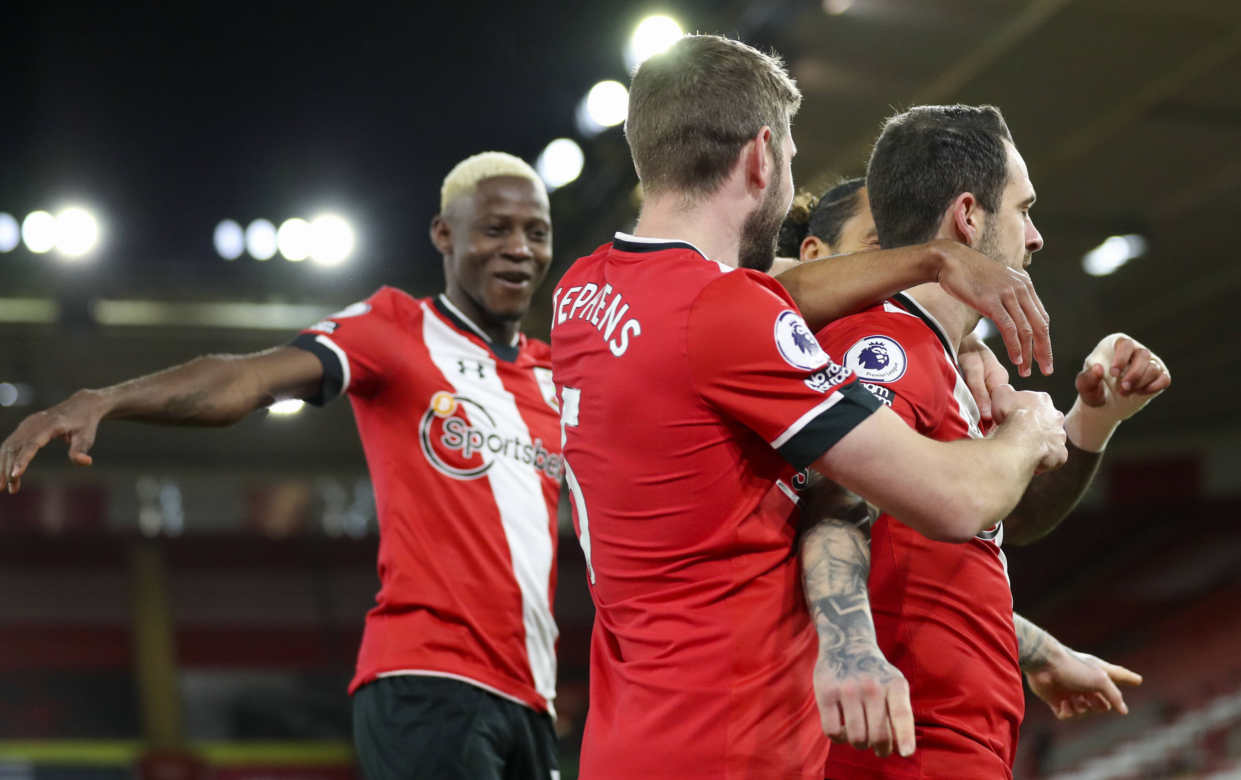 南安普顿主场被逼平,冲击欧洲赛场受挫 南安普顿主场被逼平,冲击欧洲赛场受挫