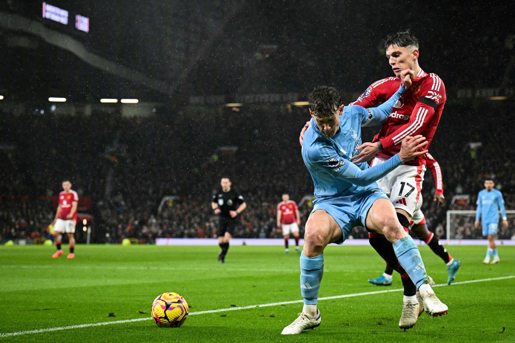 曼联门将连续扑救,稳固球门 曼联门将连续扑救,稳固球门