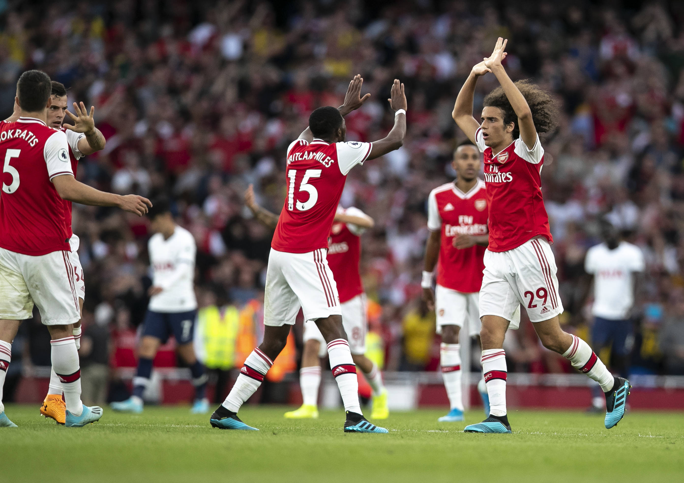 爱体育官方网站-逆境取胜,球队展现强大团队凝聚力