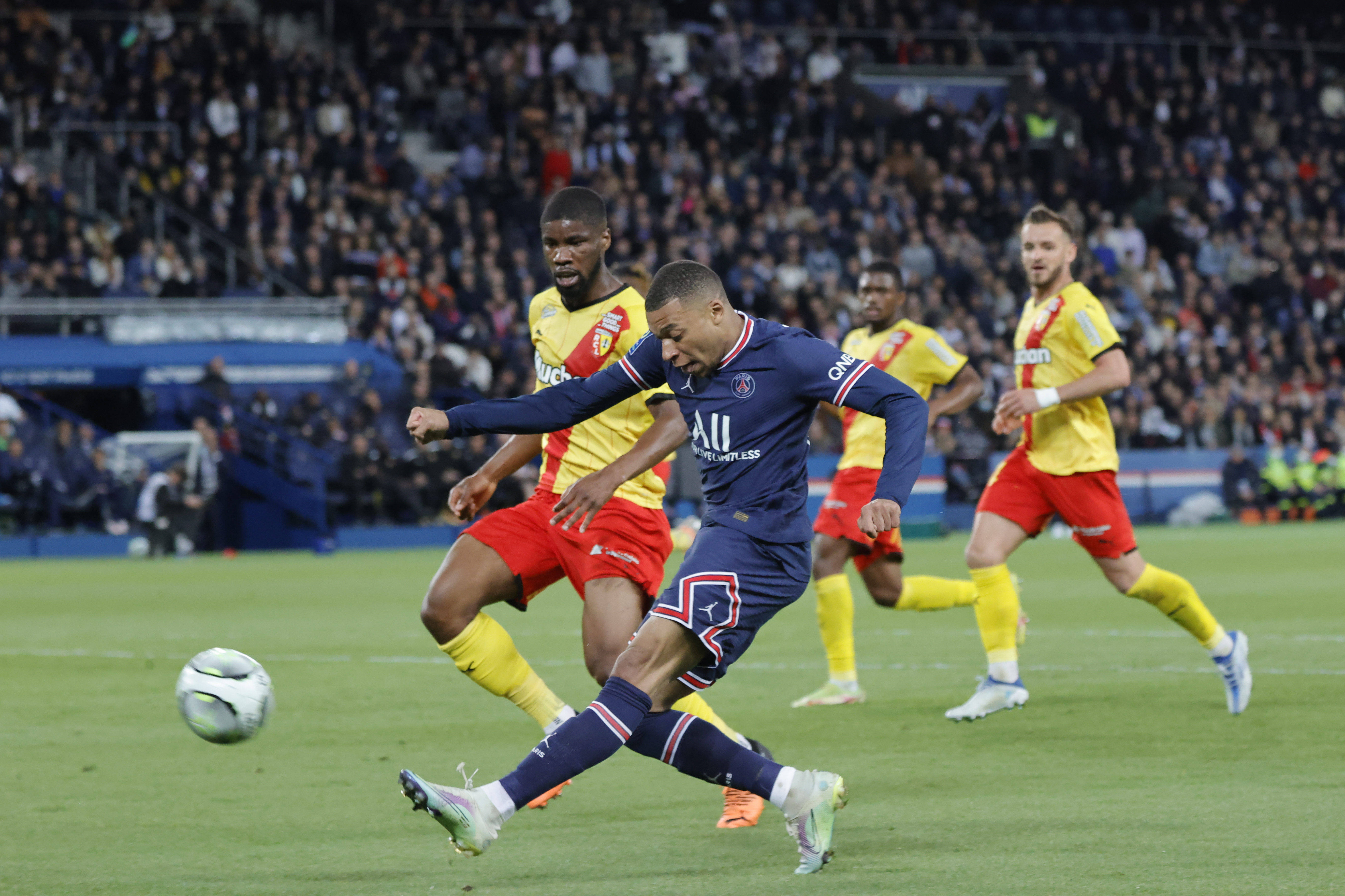 巴黎圣日耳曼豪取三分,法甲领跑无忧 巴黎圣日耳曼豪取三分,法甲领跑无忧