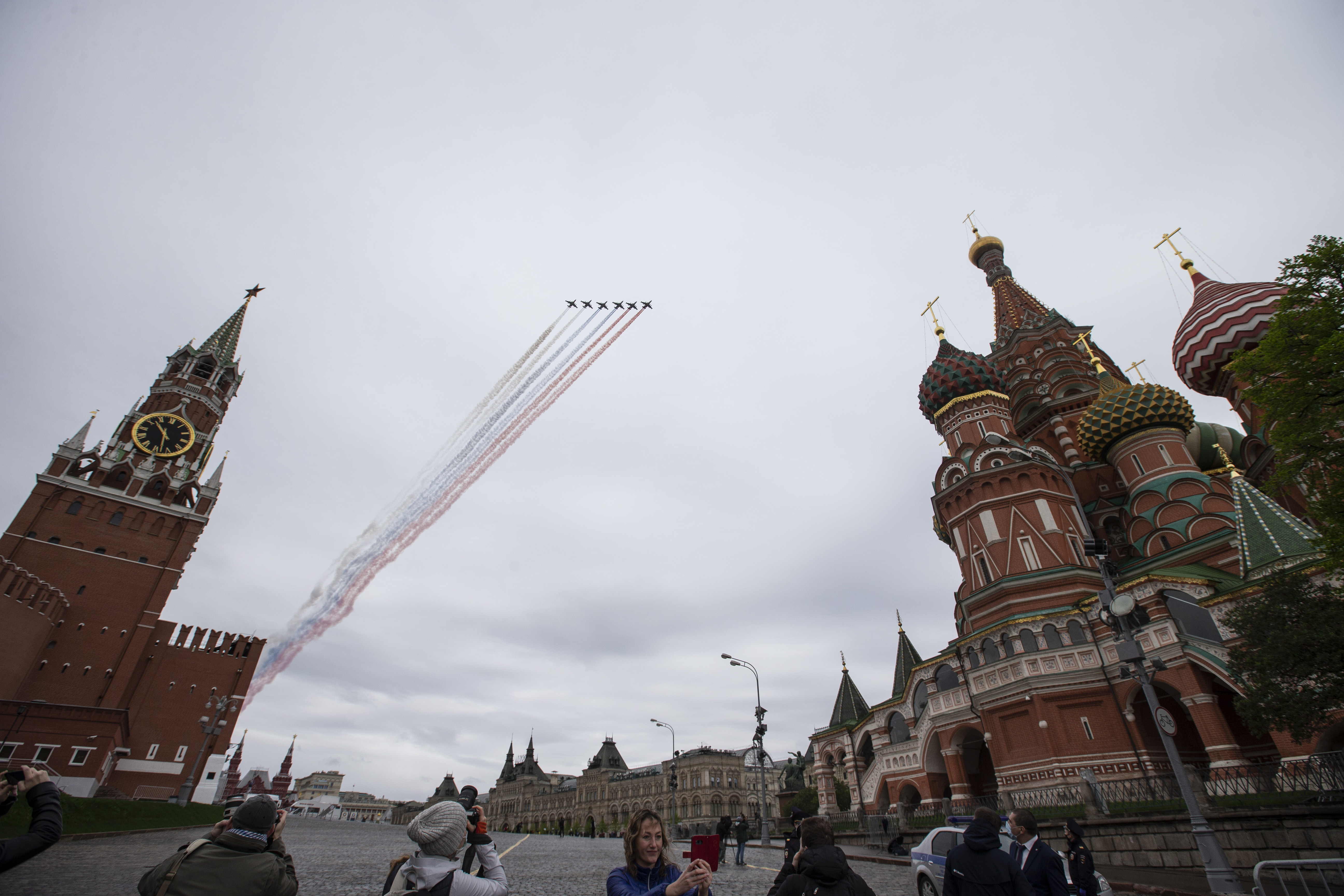 爱体育官网-俄罗斯赢得胜利,晋级淘汰赛抢占先机