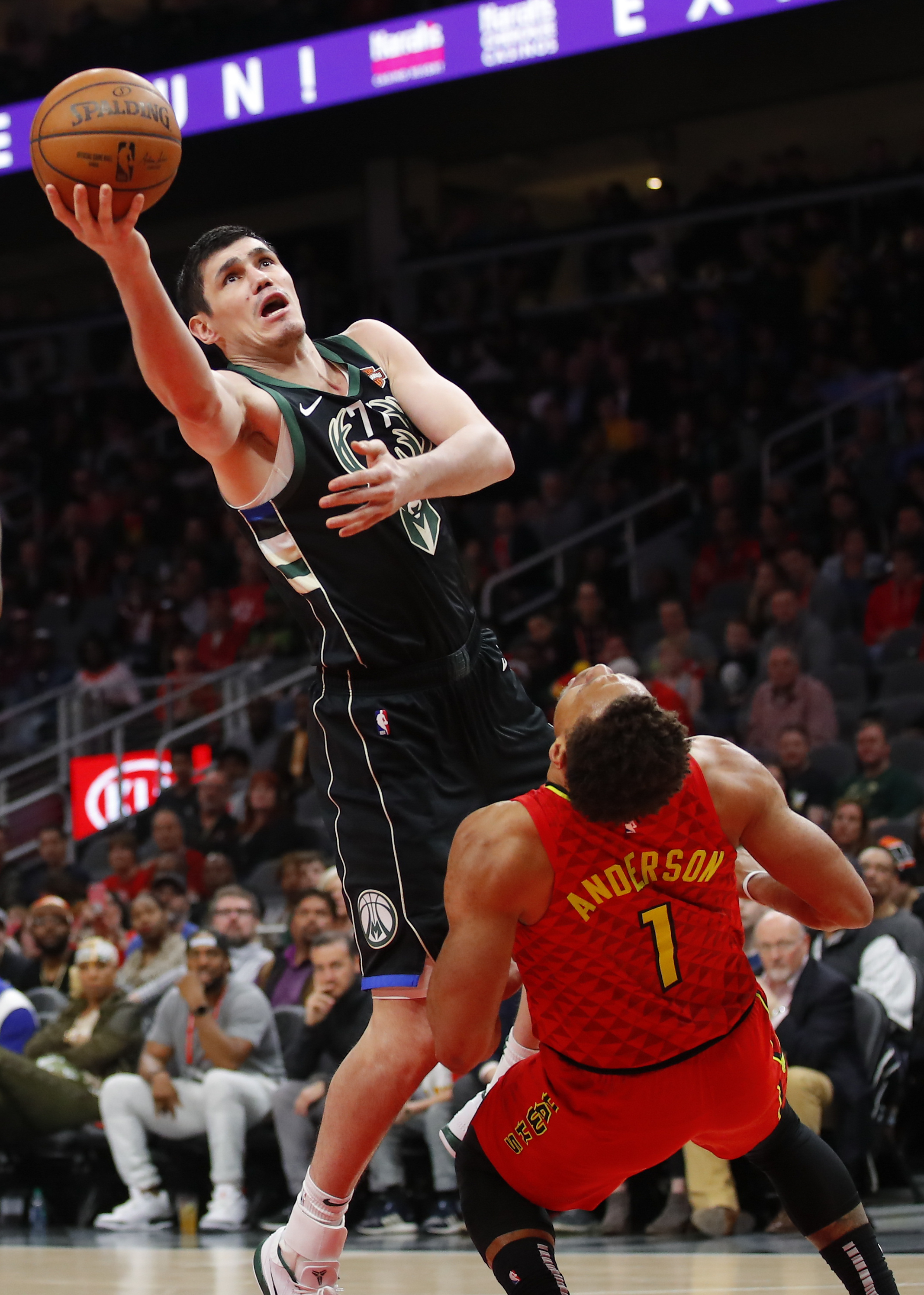 公鹿中锋赛后艰难承认失败,称对手防守下反攻措手不及 公鹿中锋赛后艰难承认失败,称对手防守下反攻措手不及