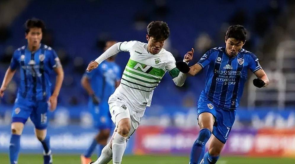 首尔FC发挥稳定,与对手争夺冠军席位 首尔FC发挥稳定,与对手争夺冠军席位