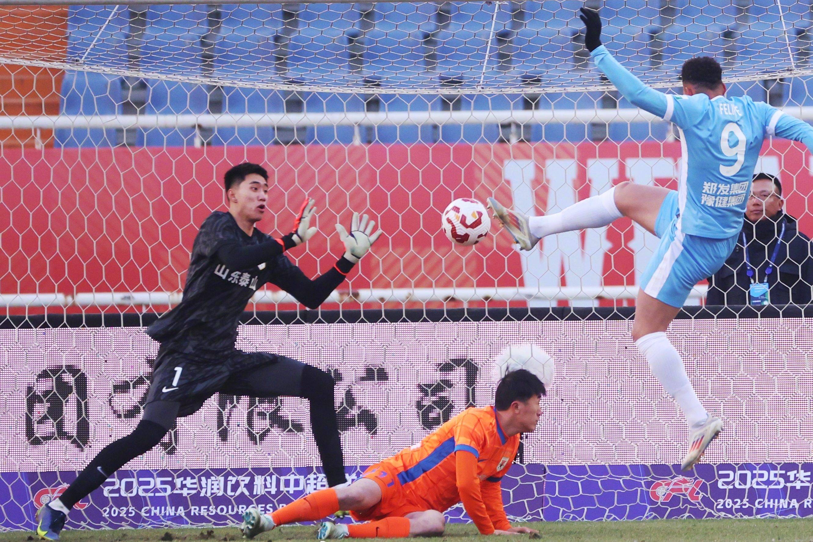 射手梅开二度,助球队取得胜利 射手梅开二度,助球队取得胜利