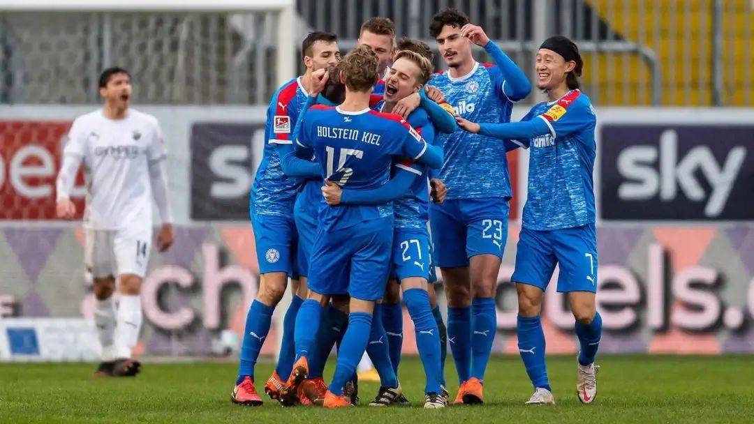 爱体育官方网站-捷克中场签约德甲联赛球队,展现出色技艺