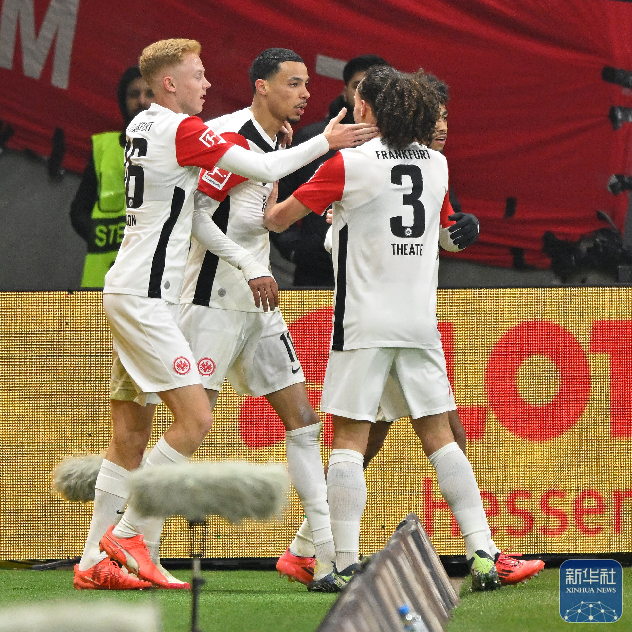 捷克中场签约德甲联赛球队,展现出色技艺 捷克中场签约德甲联赛球队,展现出色技艺