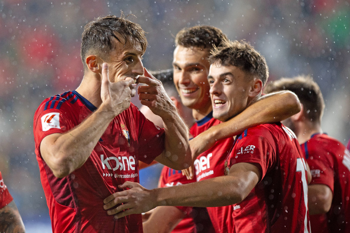 爱体育-格拉纳达2-0完胜对手,榜首宝座坐稳