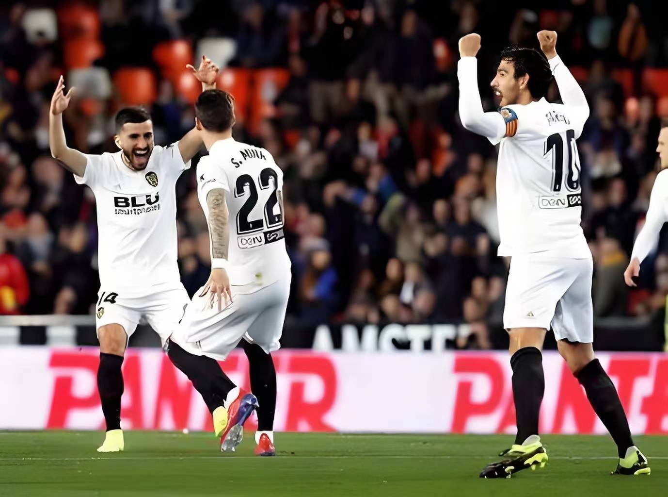 爱体育-英格兰队憾负捷克队,小组领先地位动摇!