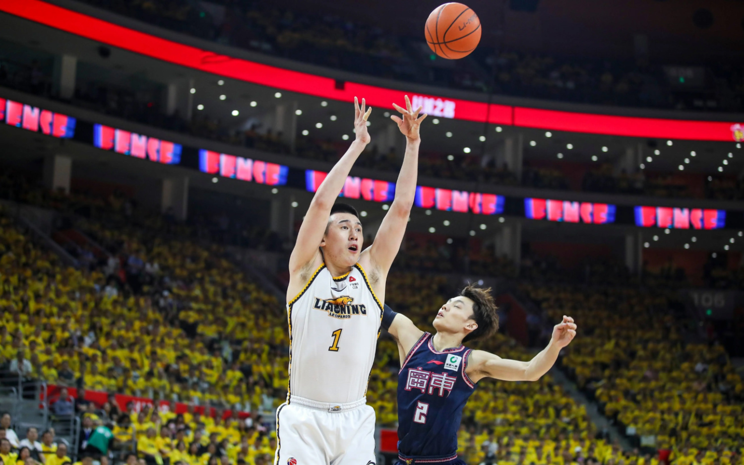 辽宁城市体育中心内球迷尖叫声不断,主队英姿飒爽获胜 辽宁城市体育中心内球迷尖叫声不断,主队英姿飒爽获胜