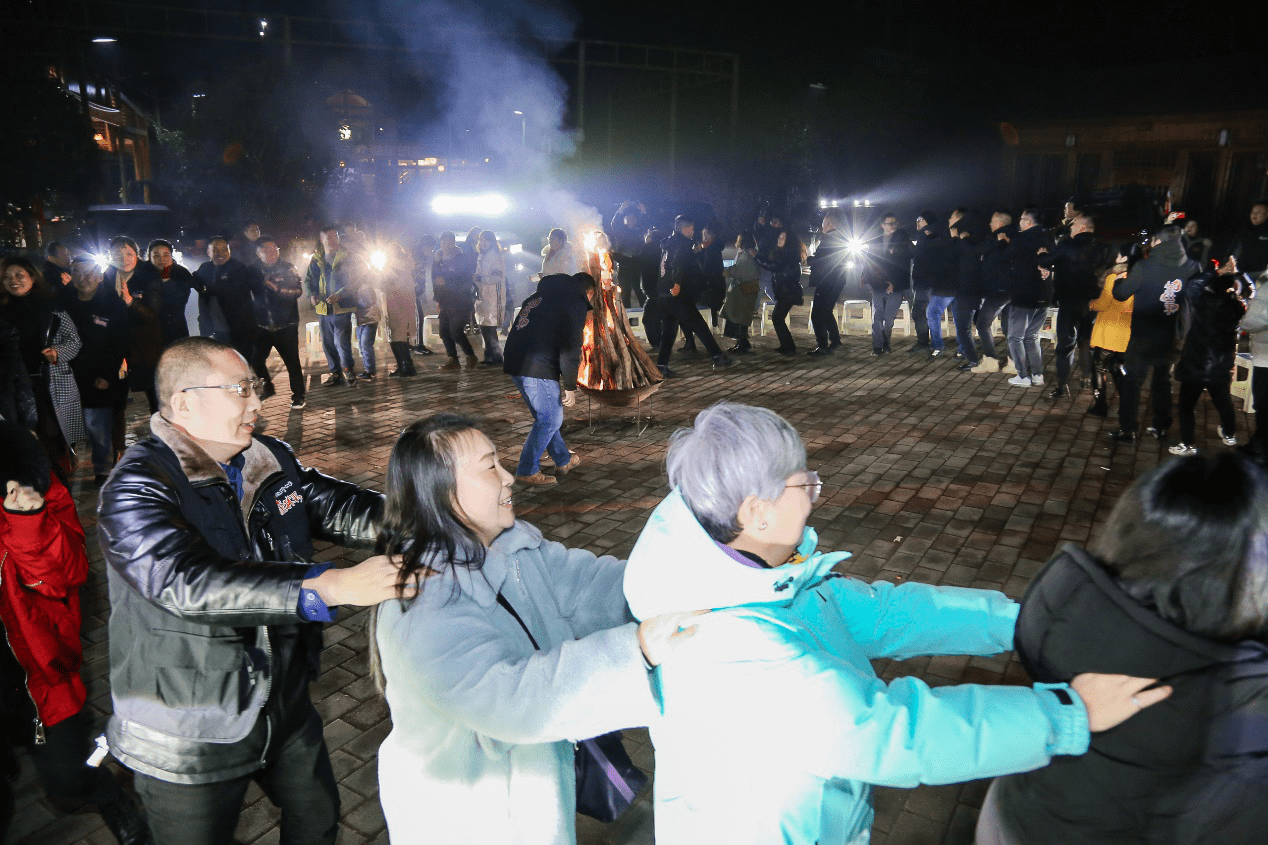 山城军团中场偷袭得手,顺利击败对手 山城军团中场偷袭得手,顺利击败对手