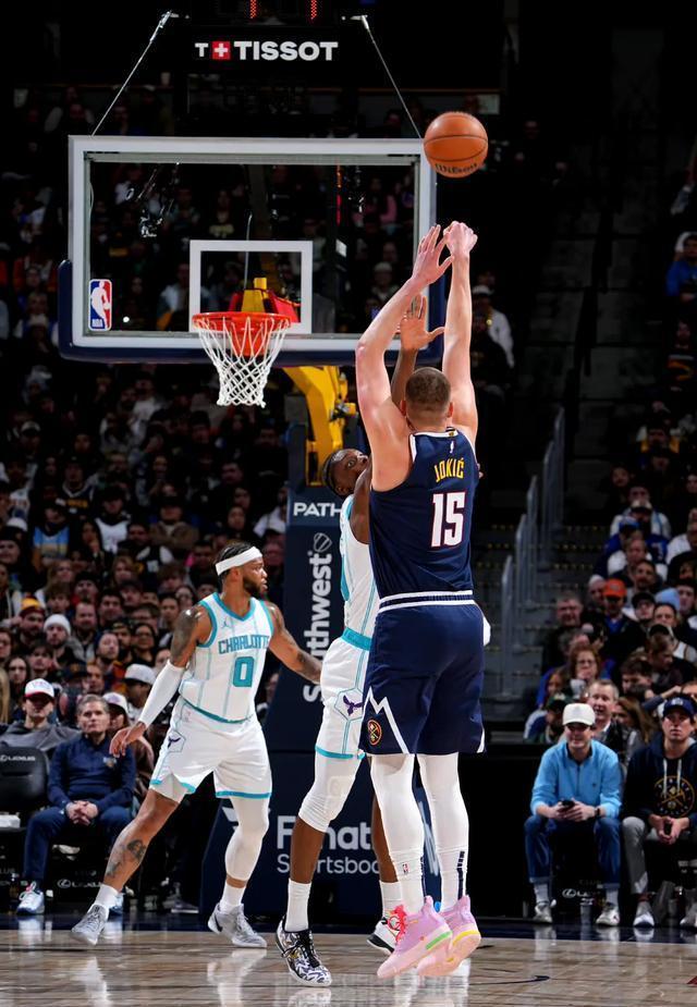 雄鹿队神奇逆转掘金队成功翻盘