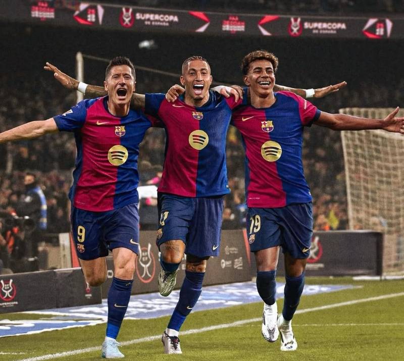 欧洲联赛冠军诞生，球队庆祝洋溢欢乐