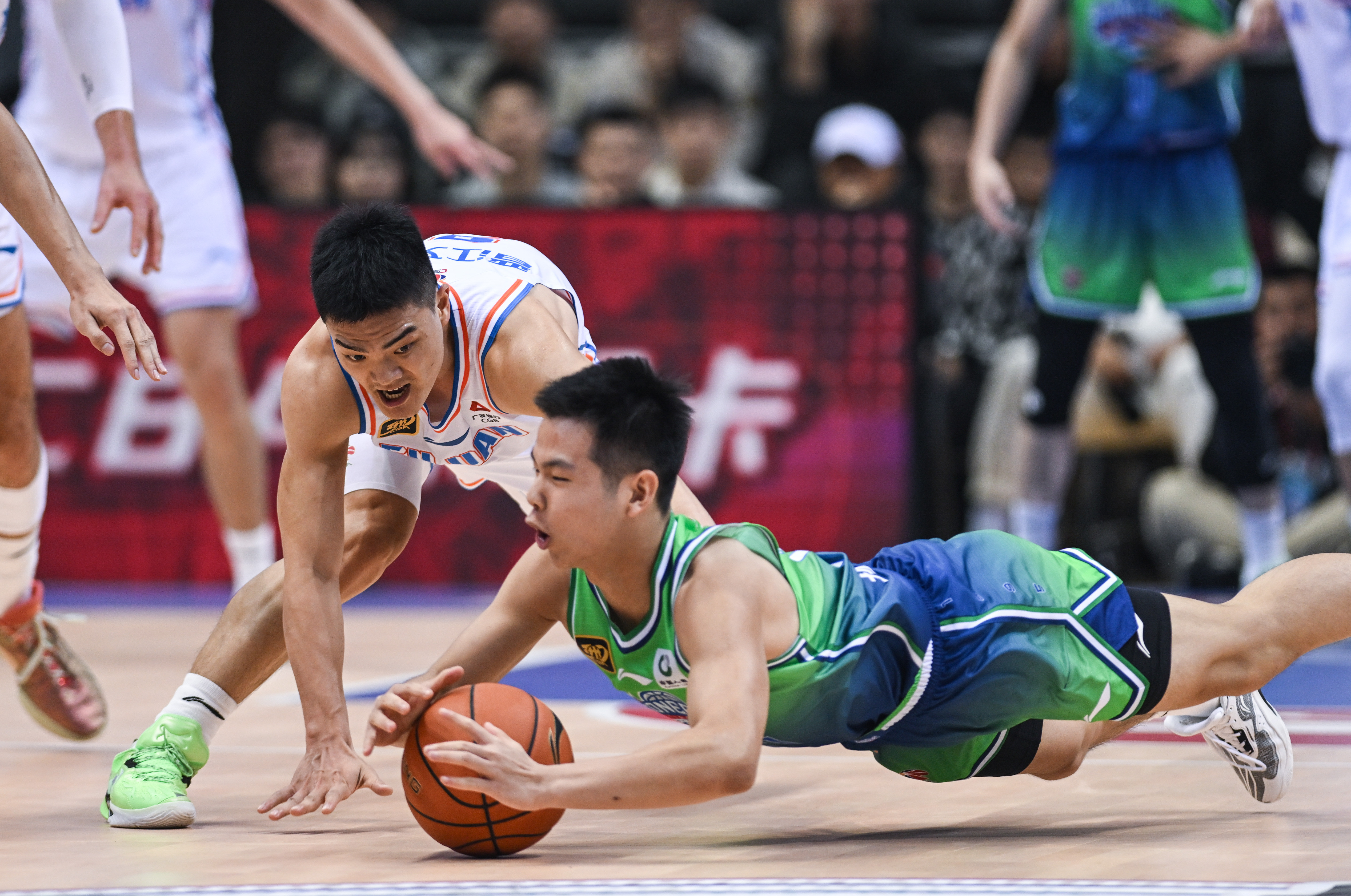 爱体育-福建男篮客场大捷,挺进季后赛关键之战