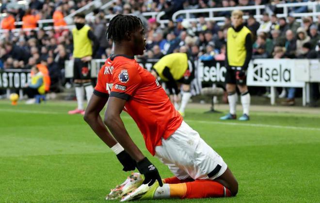 爱体育官方网站-阿斯顿维拉主场遭逢逆转,积分榜下滑