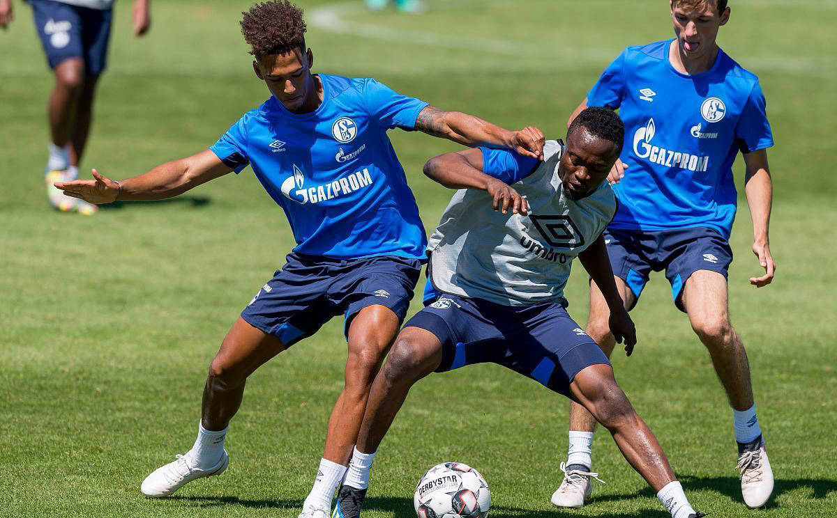 沙尔克04主场抢分,鏖战逼平对手 沙尔克04主场抢分,鏖战逼平对手