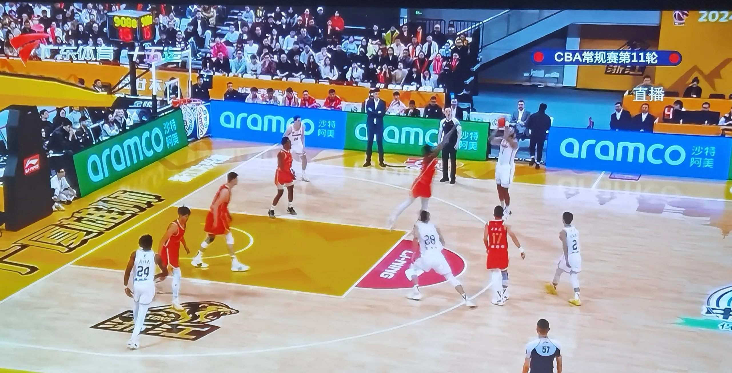 爱体育-赛事节奏快速，球员们挥洒汗水奋战