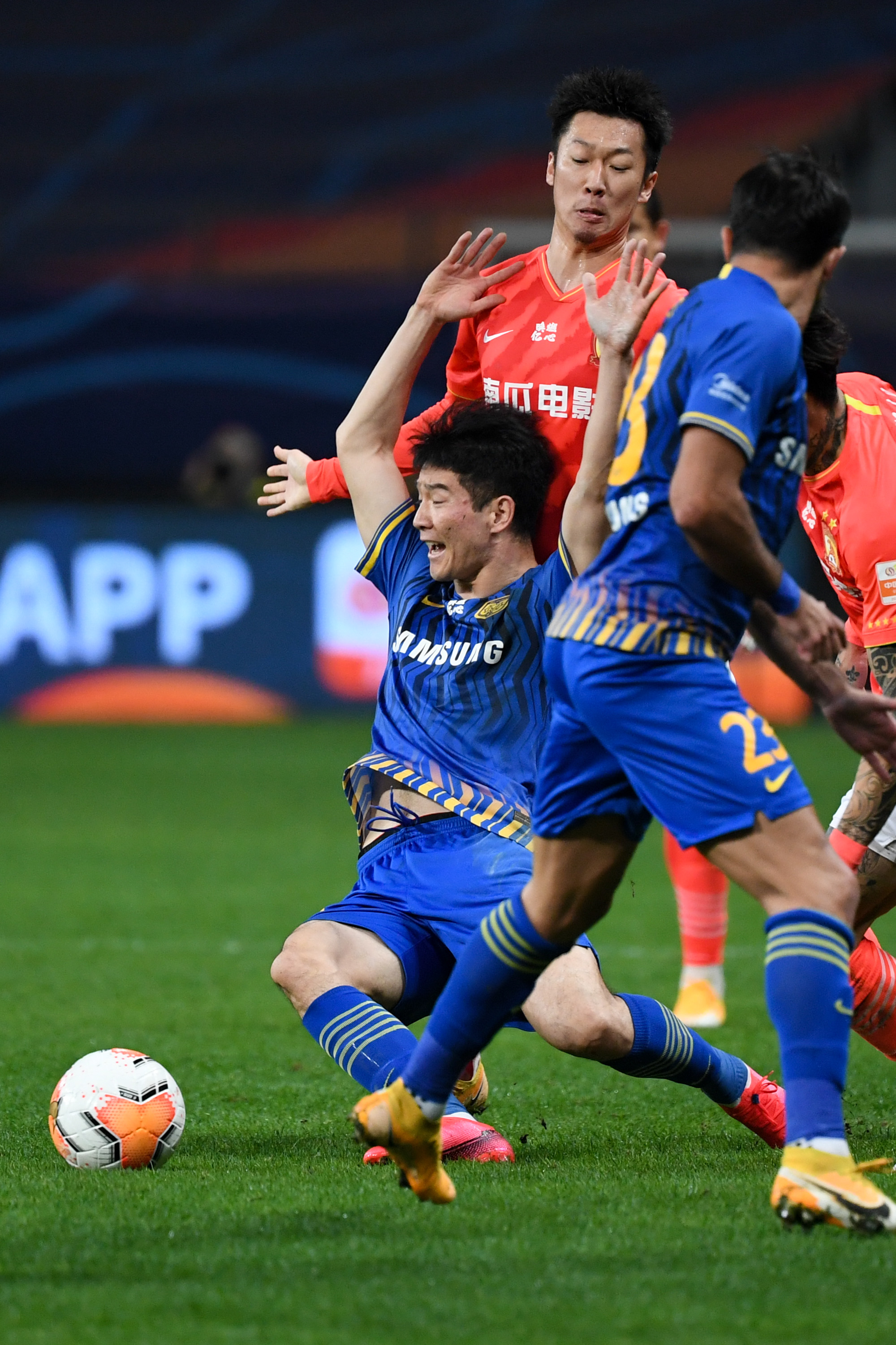 爱体育官网-江苏苏宁控球率逆袭,球员新技术让观众惊艳