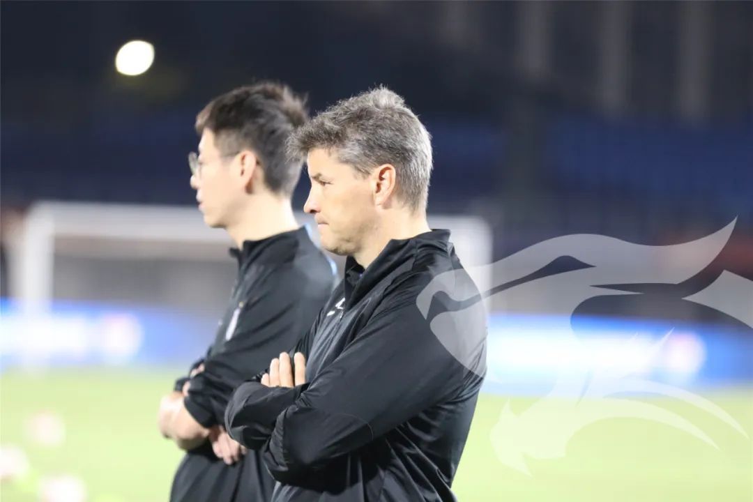 爱体育官方网站-球队集训备战冠军杯,提高战术水平