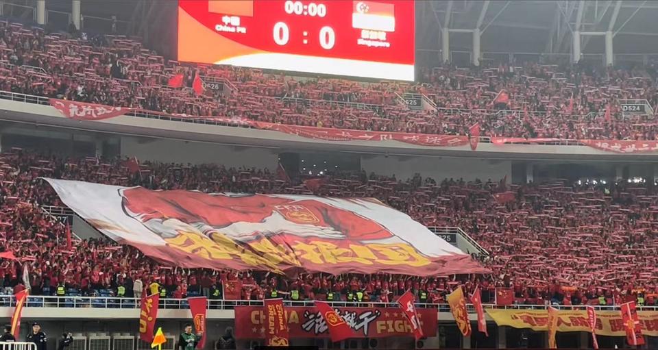 现场观战,球迷热血沸腾助威 现场观战,球迷热血沸腾助威