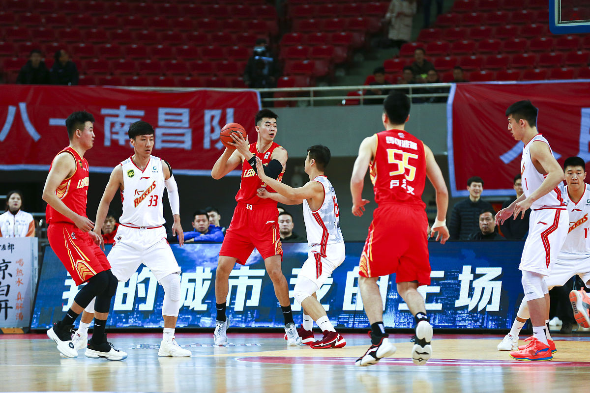 CBA比赛中球员们展现出了拼搏精神 CBA比赛中球员们展现出了拼搏精神