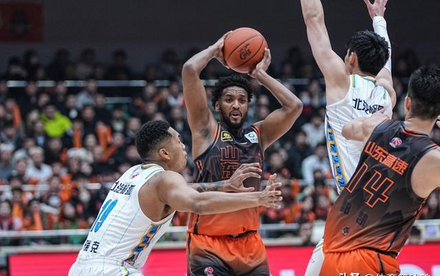 掘金队客场失利,主力受困 掘金队客场失利,主力受困