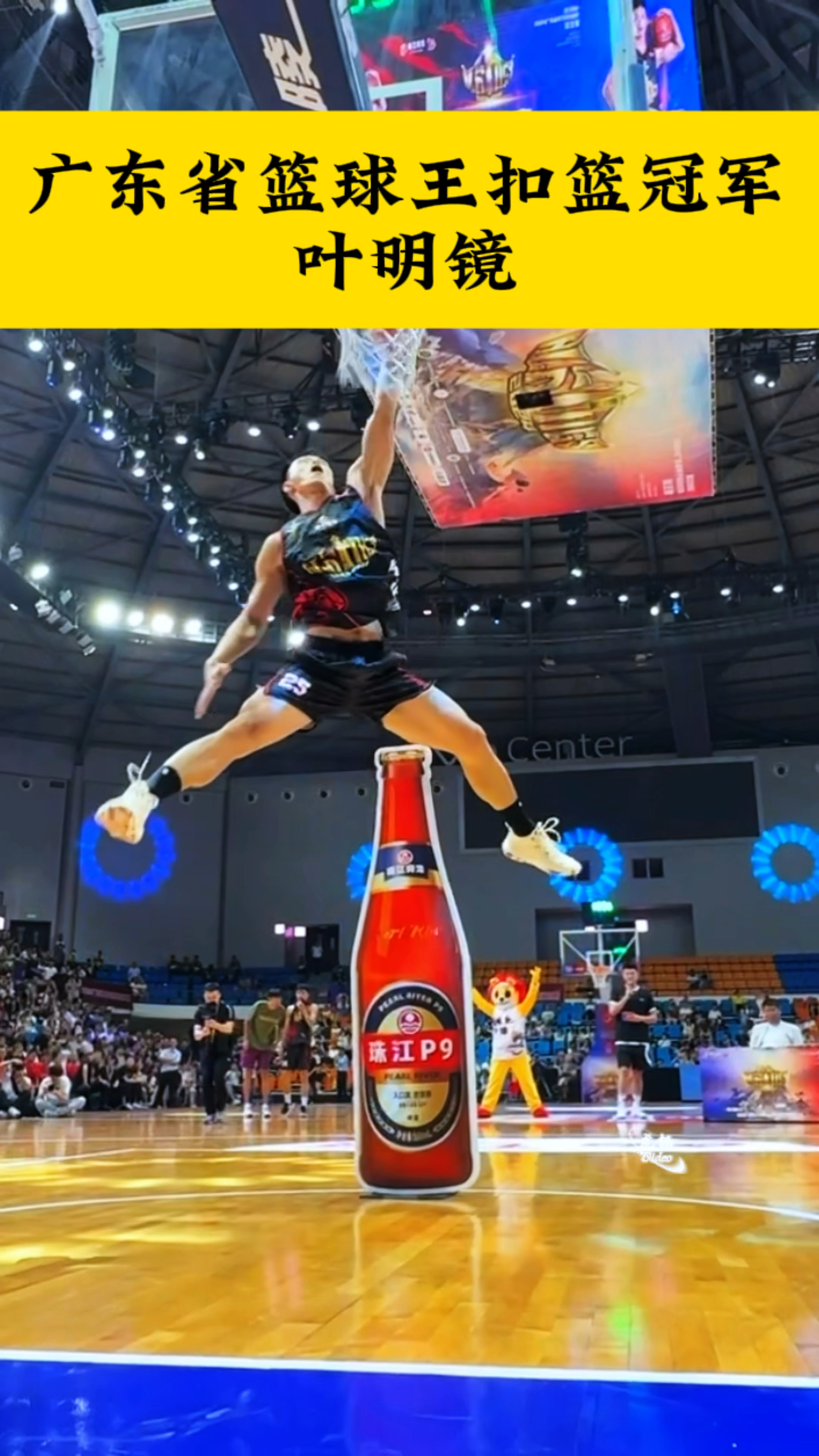篮球联赛冠军队夺冠斩获奖杯,激动不已 篮球联赛冠军队夺冠斩获奖杯,激动不已
