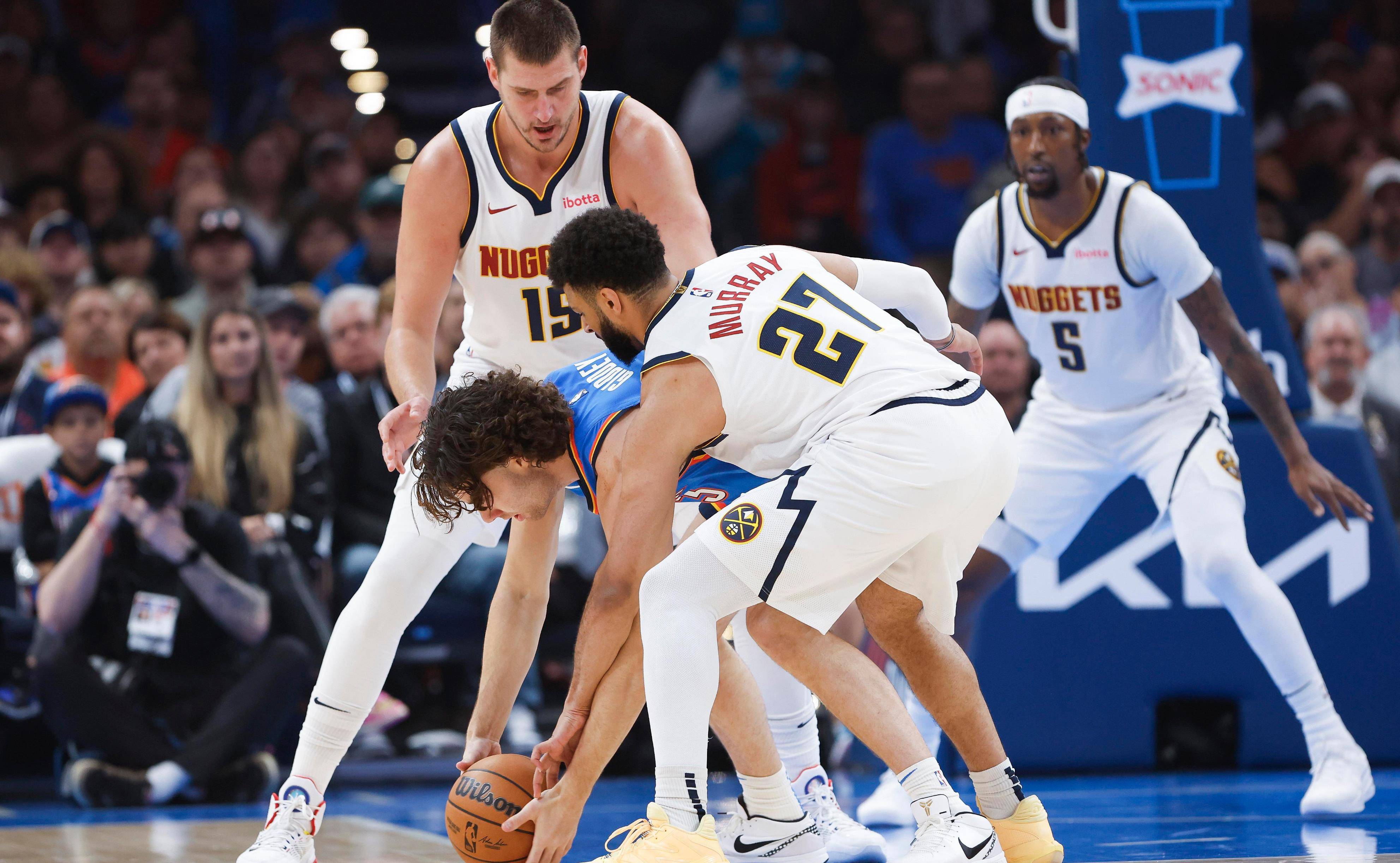 爱体育官网-尼克斯队球员全力防守战胜雄鹿队