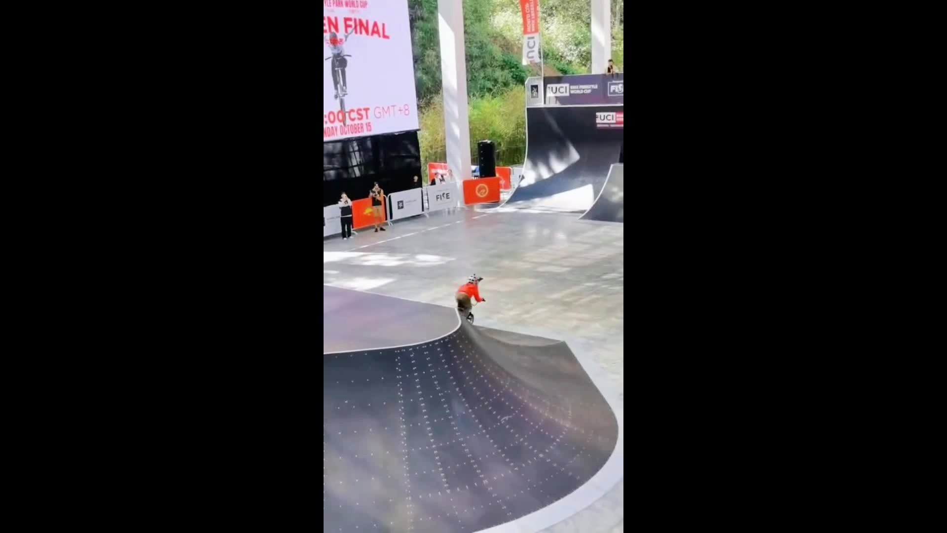 爱体育官方网站-巴基斯坦游泳健将登上领奖台