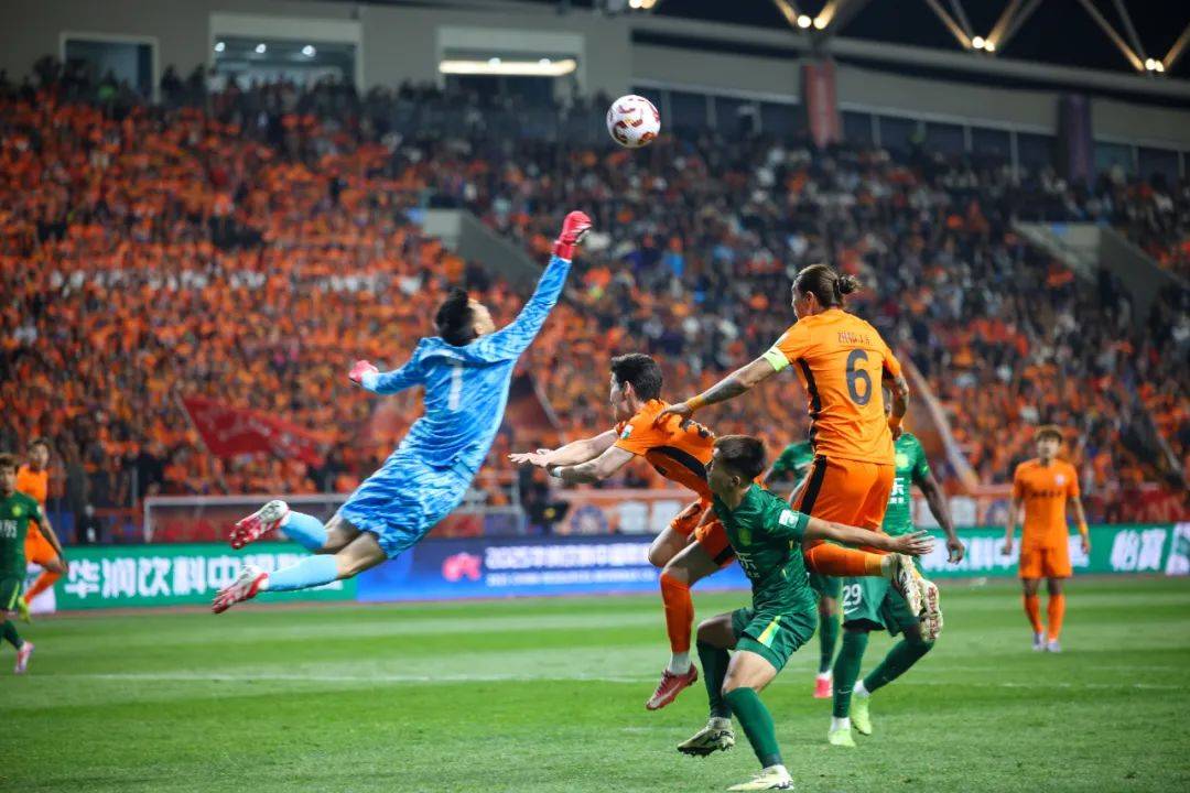 爱体育-欧洲豪强对阵中超劲旅,球场上高能对决