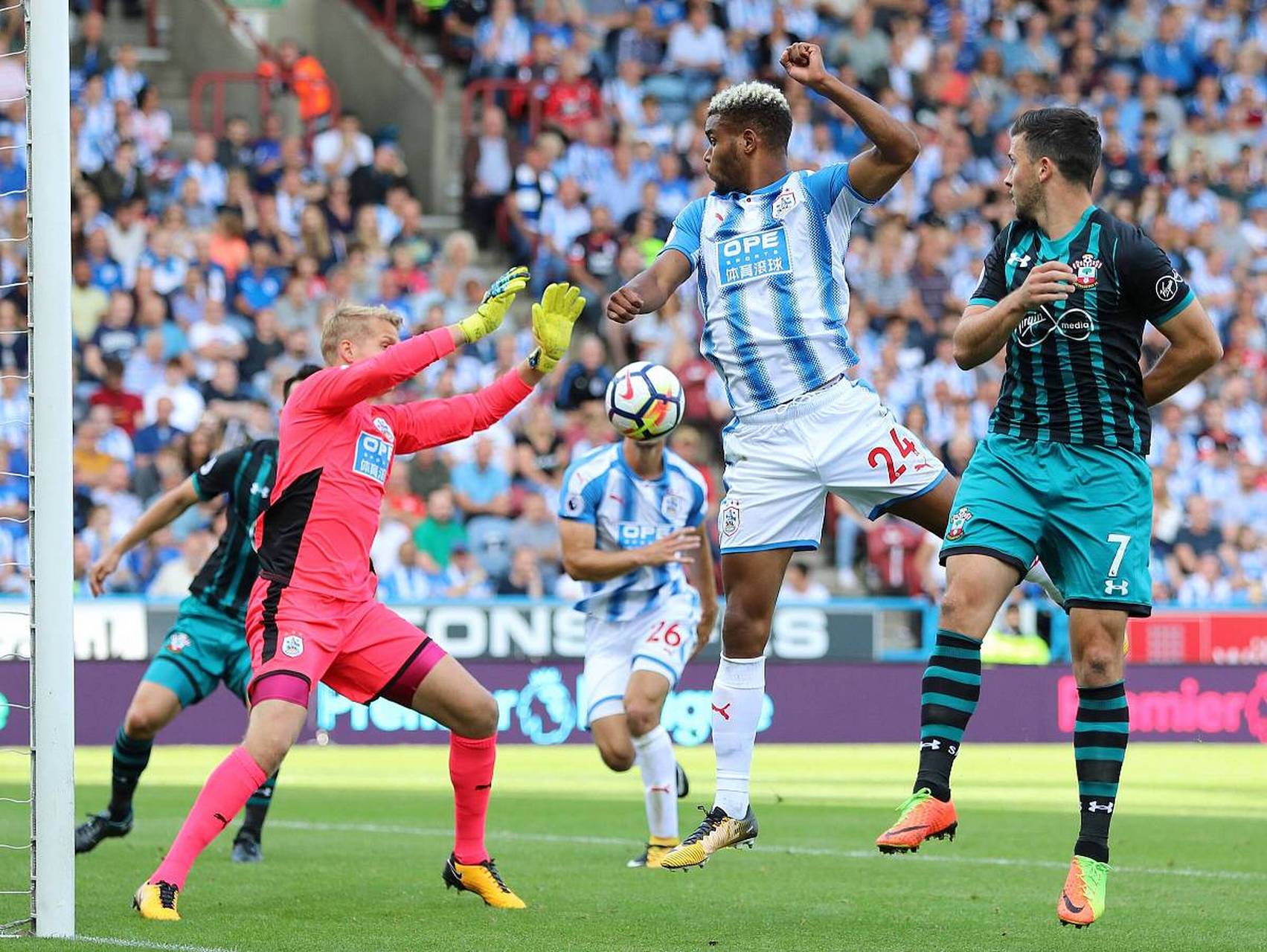 爱体育-哈德斯菲尔德主场击败布里斯托尔城,挺进领先