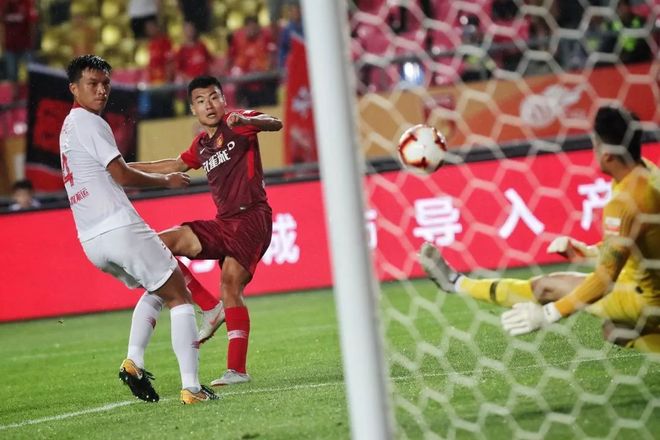 河北华夏幸福未能力挽狂澜，中超排名继续下滑