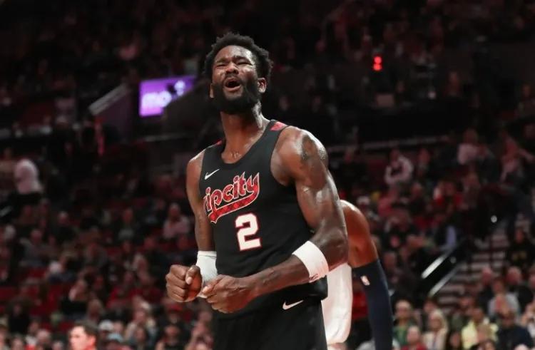 开拓者关键球员受伤退出比赛,球队备战受影响 开拓者关键球员受伤退出比赛,球队备战受影响