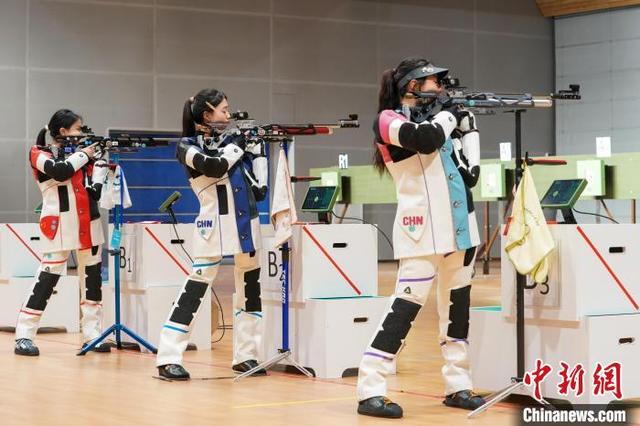 爱体育-队员们在比赛中表现神勇,成功夺得冠军