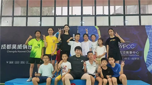 队员们在比赛中表现神勇,成功夺得冠军 队员们在比赛中表现神勇,成功夺得冠军