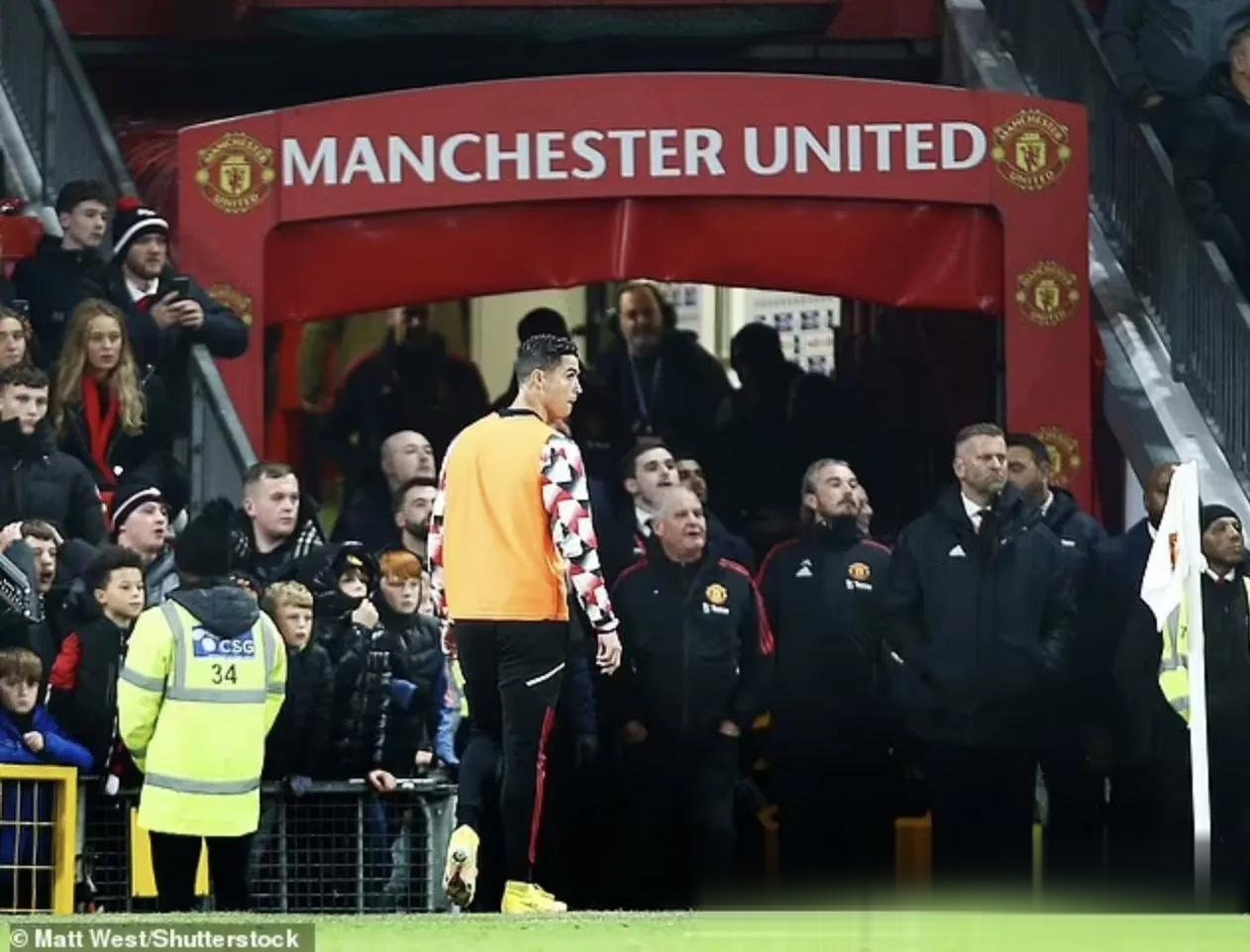 曼联尴尬失误连连,主场遭遇难堪败局 曼联尴尬失误连连,主场遭遇难堪败局