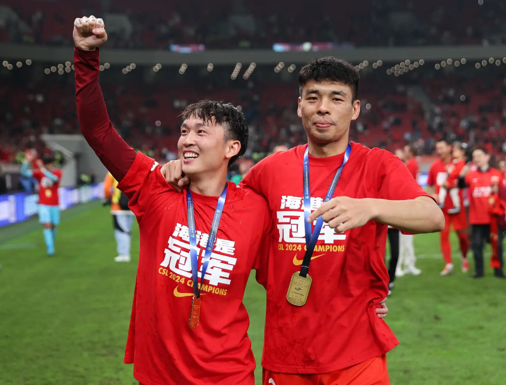 爱体育官网-球员们团结一心,全力以赴展现出顽强斗志