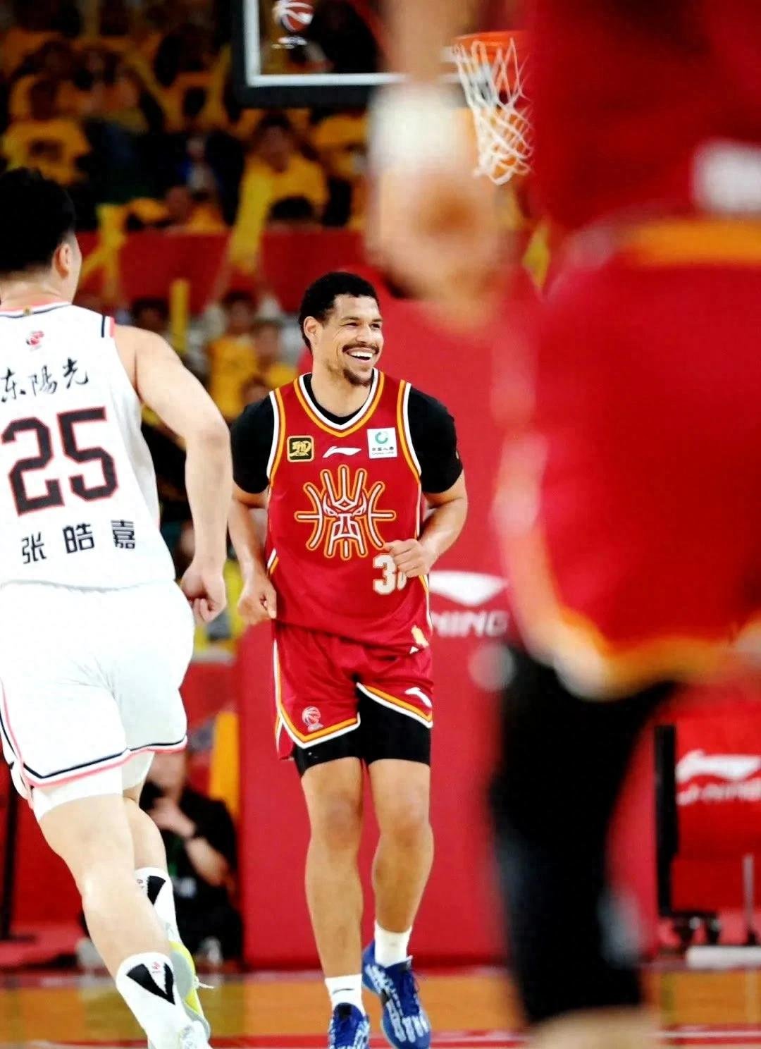 爱体育-英雄崛起，广东队后卫在比赛中抢尽风头