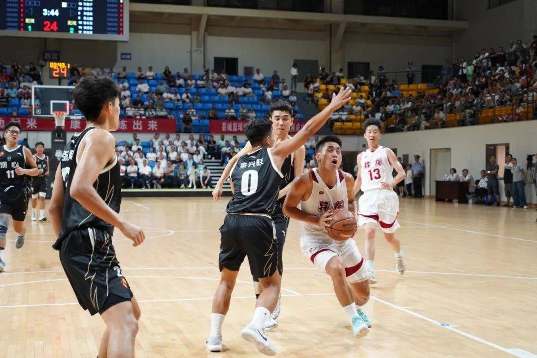 男子篮球联赛赛场上将掀起波澜壮阔