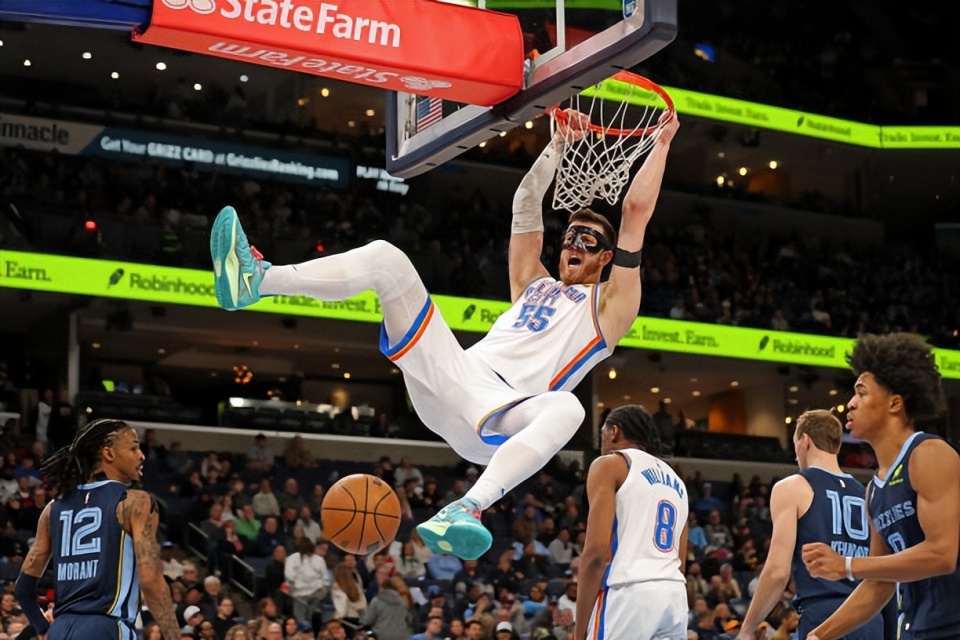 艾顿内线横扫,为球队带来胜利的曙光! 艾顿内线横扫,为球队带来胜利的曙光!