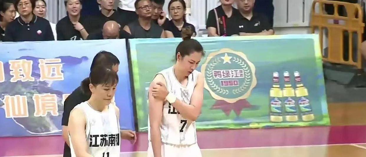 四川队在比赛中势不可挡,轻松战胜对手 四川队在比赛中势不可挡,轻松战胜对手