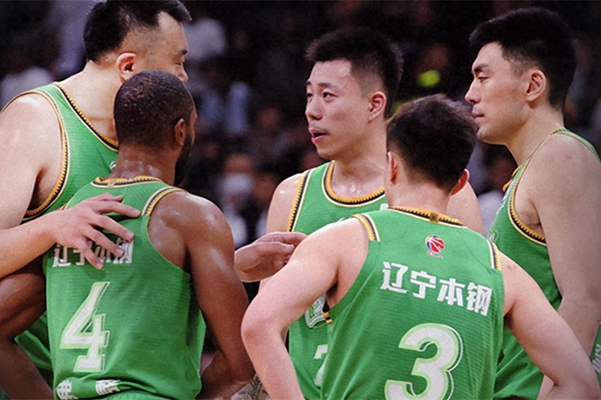 队员发挥出色,帮助球队成功逆转比分 队员发挥出色,帮助球队成功逆转比分