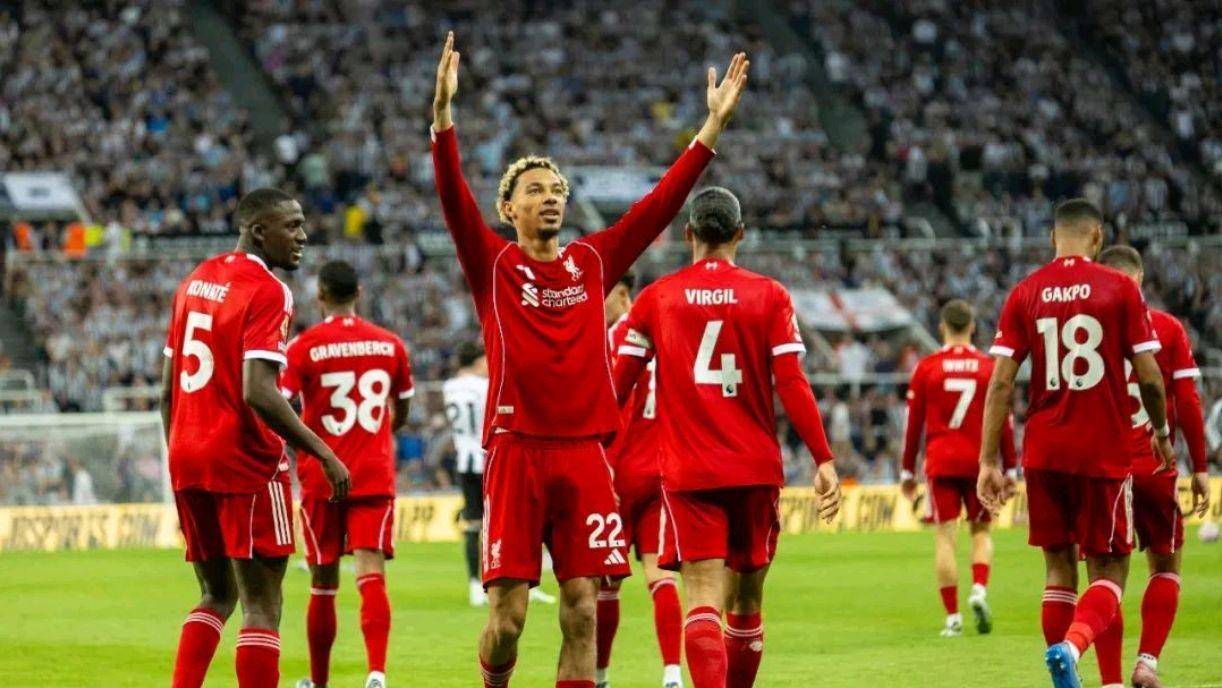 爱体育官网-利物浦球迷为胜利疯狂呐喊