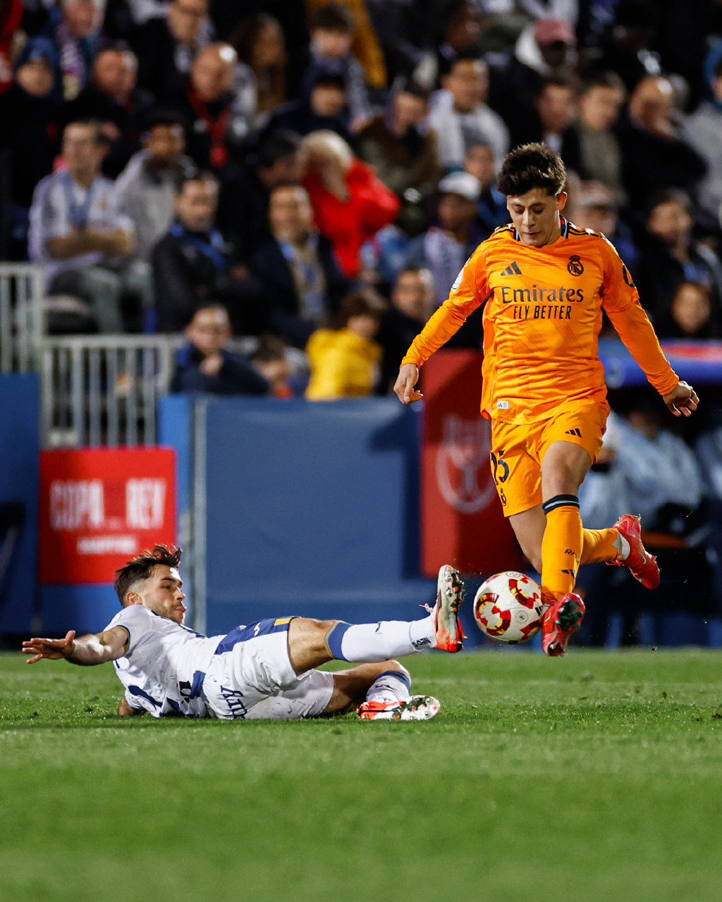 皇马客场险胜阿贾克斯,提前晋级淘汰赛 皇马客场险胜阿贾克斯,提前晋级淘汰赛