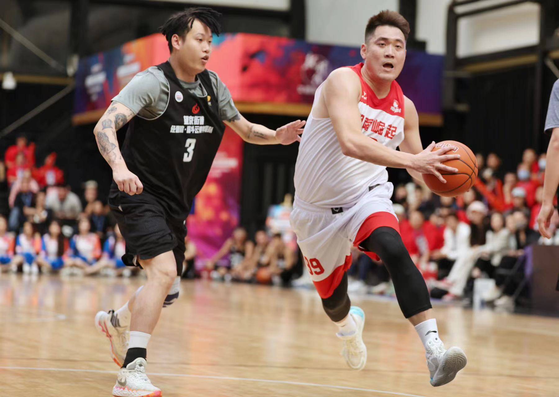 爱体育-篮球赛场热火朝天,球队实力展现无比