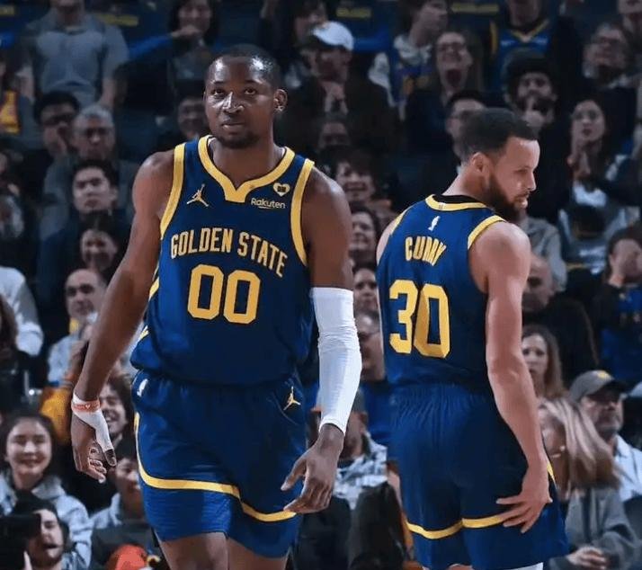 篮球赛场热火朝天,球队实力展现无比 篮球赛场热火朝天,球队实力展现无比