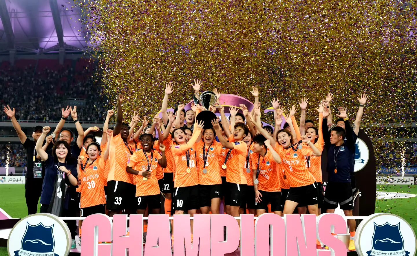 中国女足球员团结一心,迎接新赛季的挑战 中国女足球员团结一心,迎接新赛季的挑战