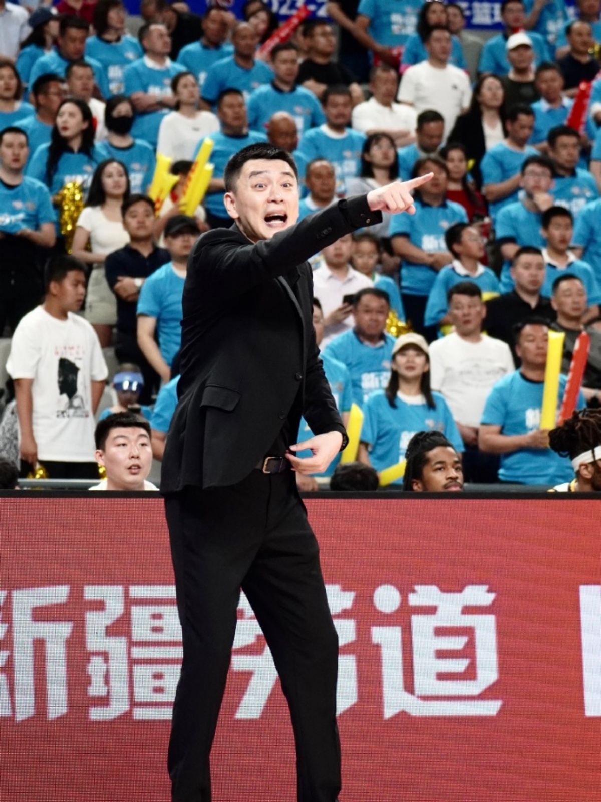 球员努力训练备战,为球队贡献更多 球员努力训练备战,为球队贡献更多