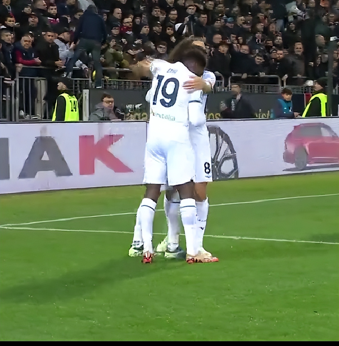 卡利亚里客场大胜拉齐奥，发挥出色