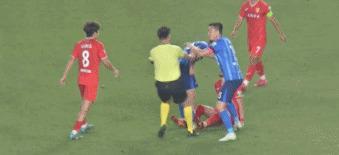 爱体育官方网站-比赛期间发生激烈对抗:球员拼尽全力取胜